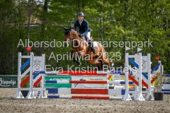 evakristin_230501_Dithmarsenpark_April2023_Prfg16_6448
